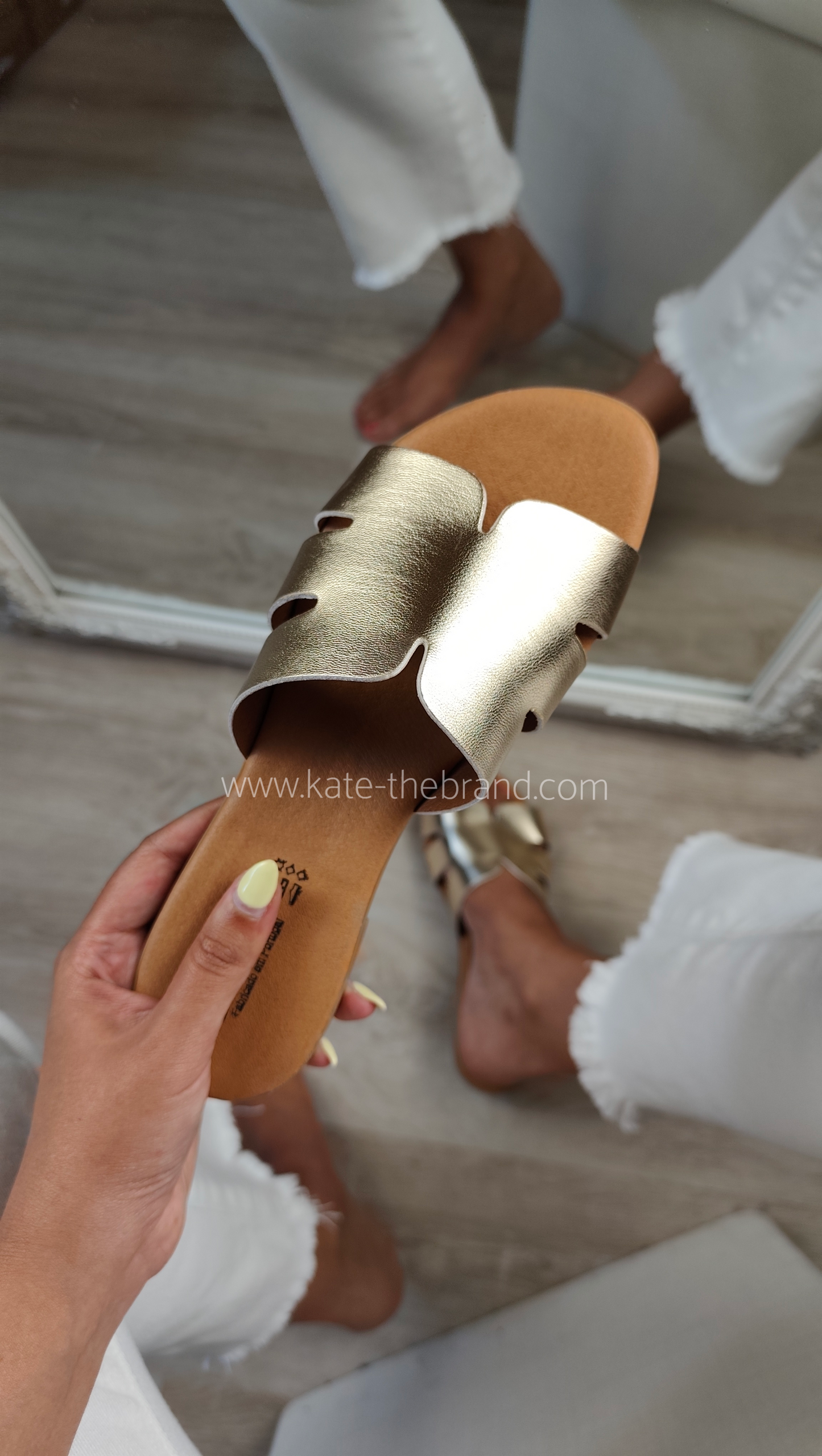 Chinelo em pele Ouro