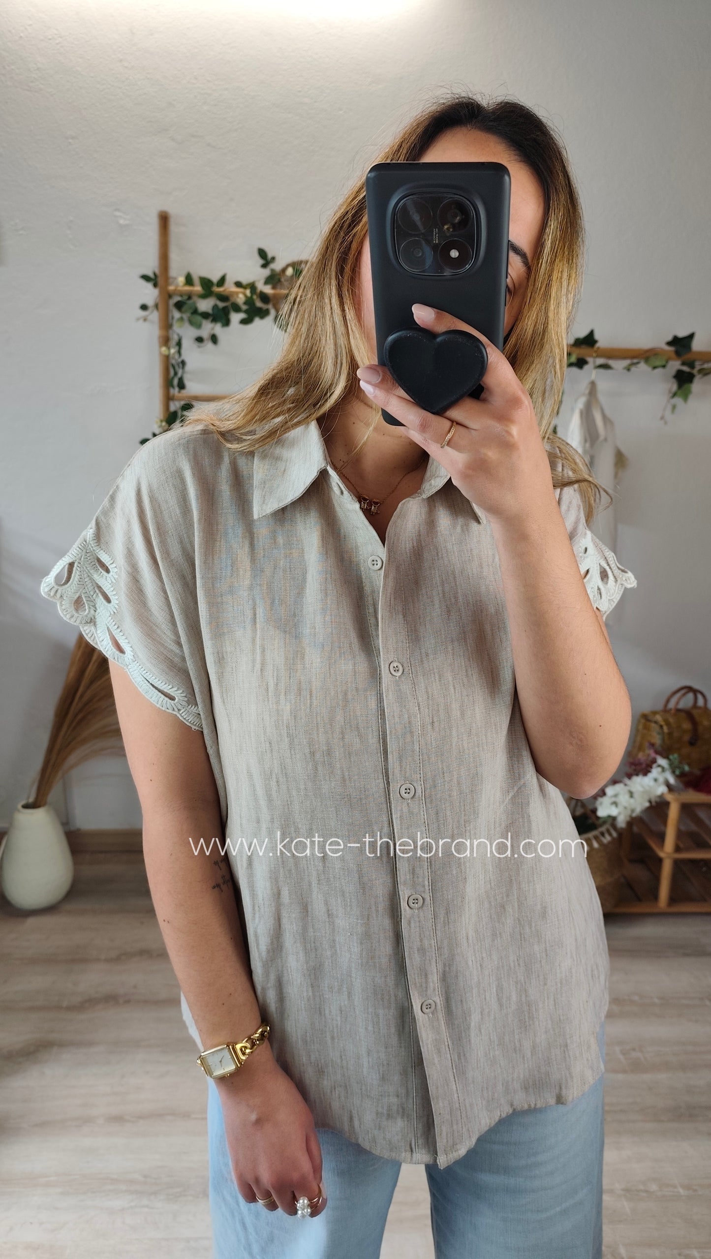 Camiseiro com mangas bordadas