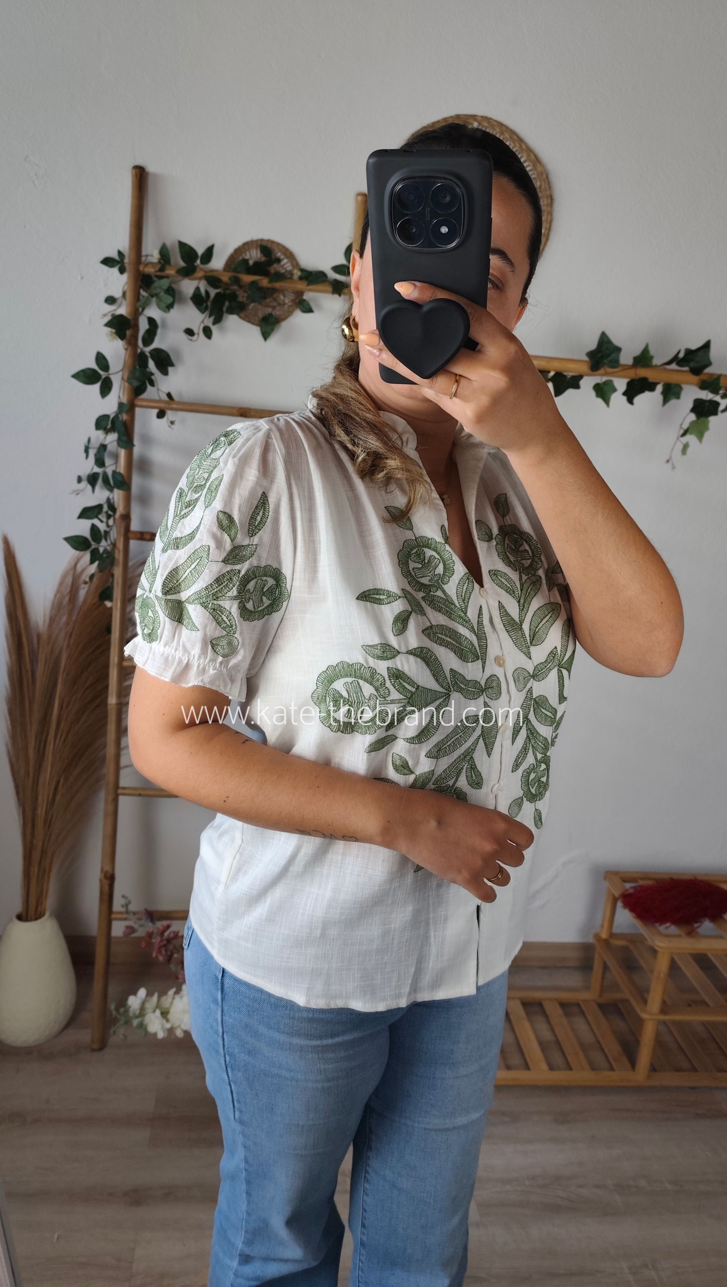 Camiseiro bordado
