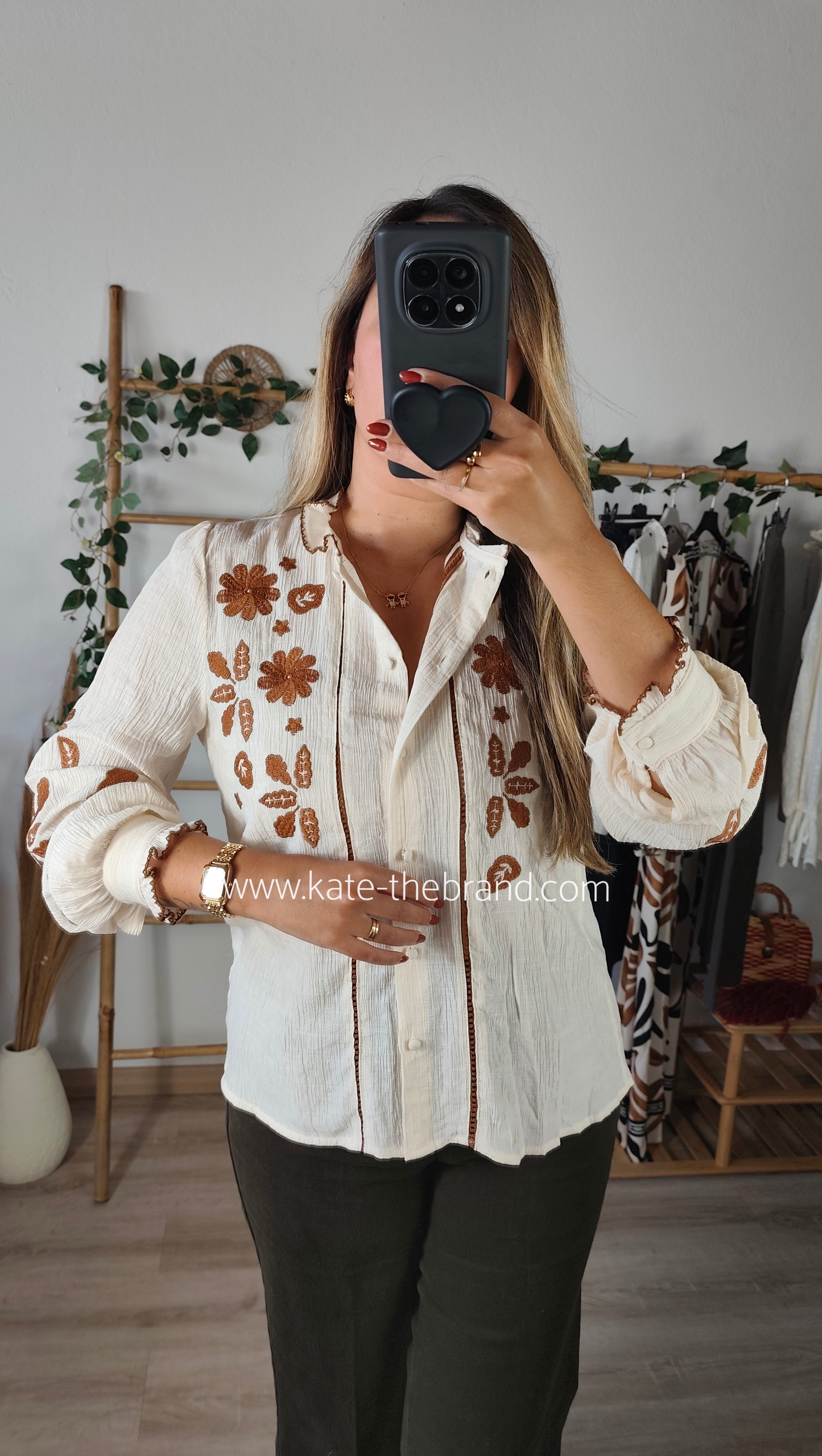 Camiseiro bordado