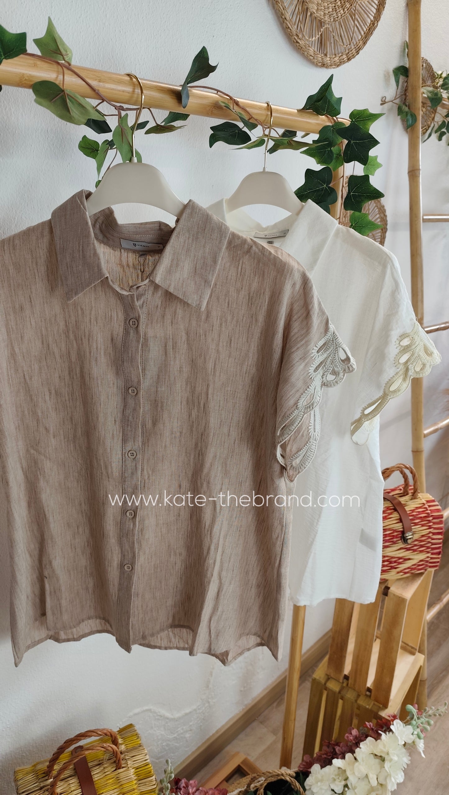 Camiseiro com mangas bordadas