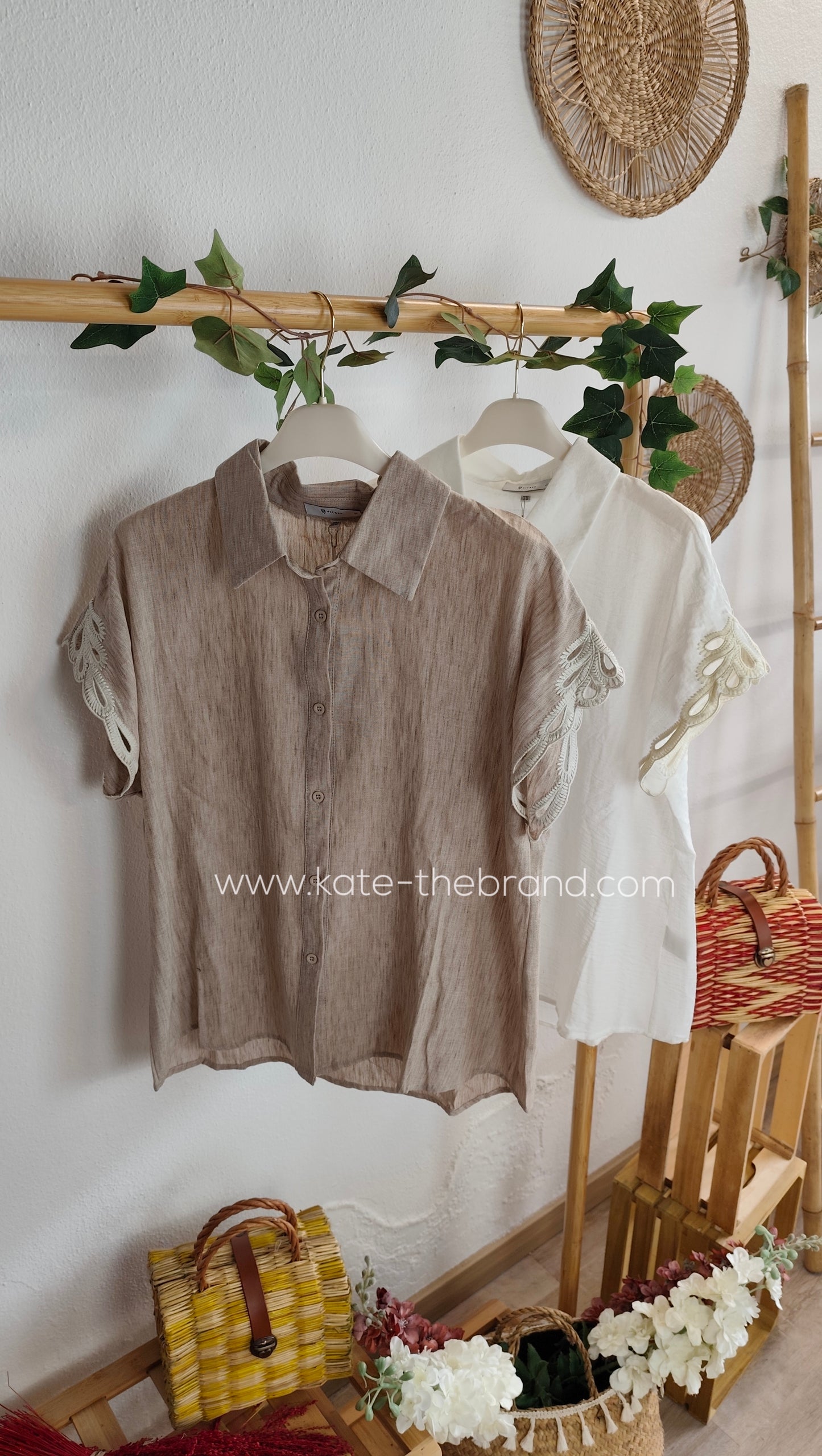 Camiseiro com mangas bordadas