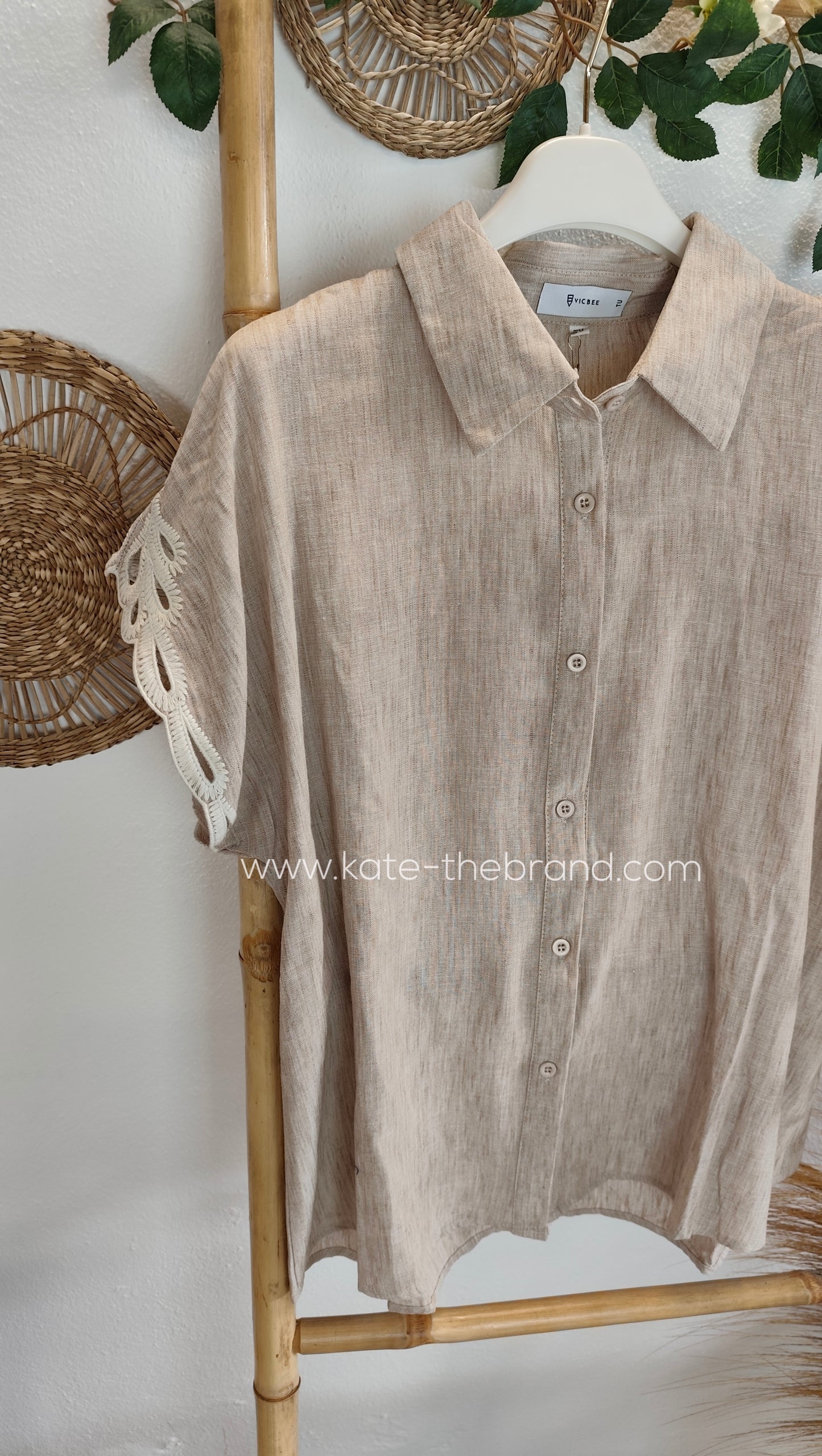 Camiseiro com mangas bordadas